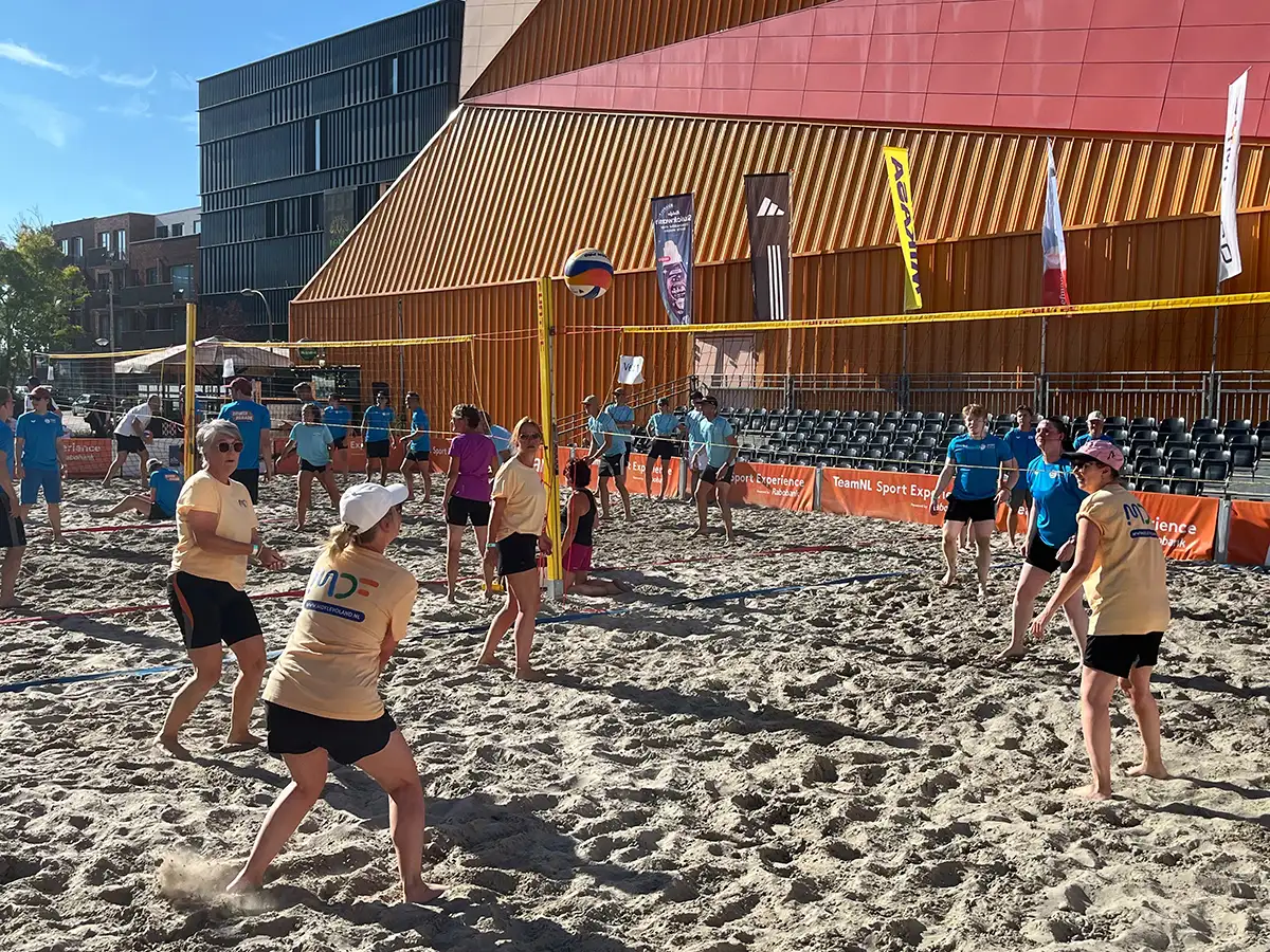 MDF-medewerkers gaan sportief de strijd aan tijdens bedrijvenvolleybal